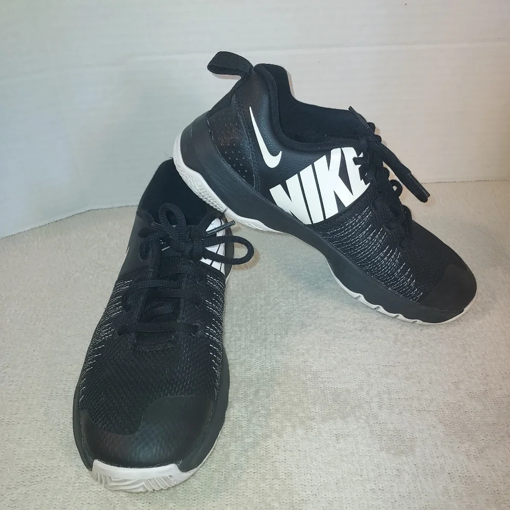 Nike Hustle Quick Boys Black/white  Basketball Shoes size Y6.5 / Eur 39